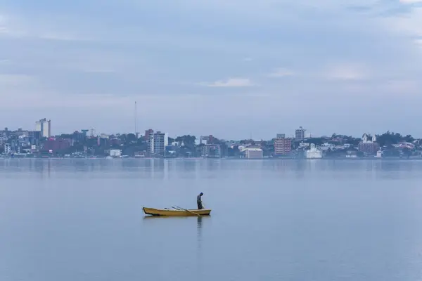 Homme Pêche Dans Rivière Avec Paysage — Photo