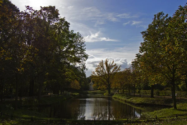 Ein Schöner Park Mit Einem Kleinen See Umgeben Von Bäumen — Stockfoto