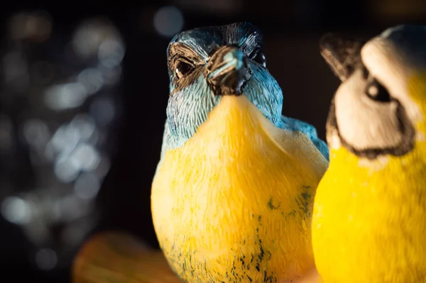 Eine Nahaufnahme Von Bemalten Niedlichen Vogelfiguren — Stockfoto