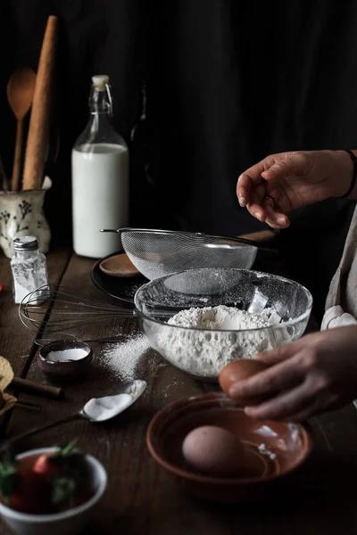 Uma Foto Vertical Processo Fazer Uma Deliciosa Pastelaria — Fotografia de Stock