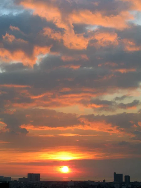 Een Verticaal Shot Van Een Lichtende Zonsondergang Lucht Boven Zee — Stockfoto