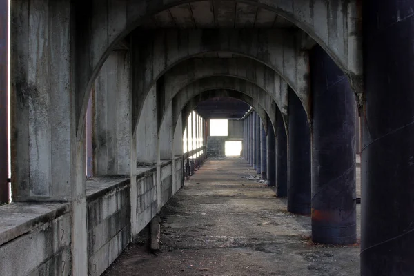 Uma Plataforma Feita Concreto Aço Que Está Localizado Lugar Abandonado — Fotografia de Stock