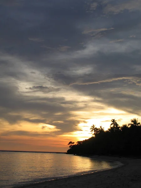 海上明亮的落日的垂直拍 — 图库照片