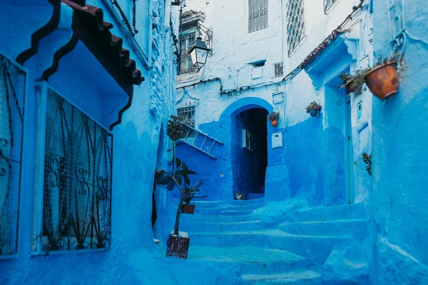 Een Steegje Met Trappen Van Oude Blauwe Woongebouwen Marokko — Stockfoto