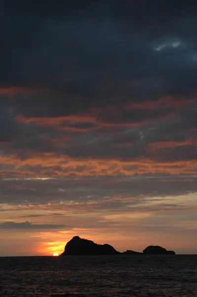 Een Verticaal Shot Van Een Kleurrijke Zonsondergang Zee — Stockfoto
