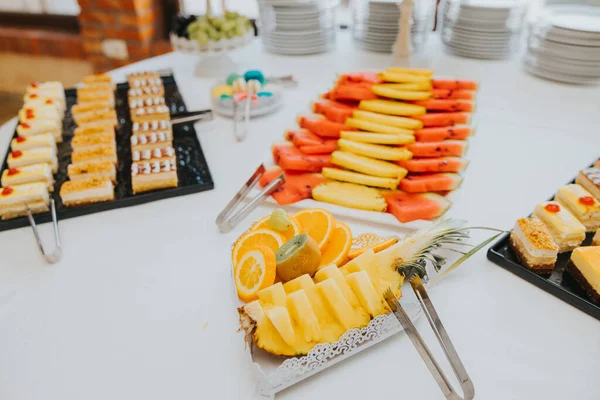 Eine Auswahl Verschiedenen Desserts Auf Einem Tisch Für Die Hochzeit — Stockfoto