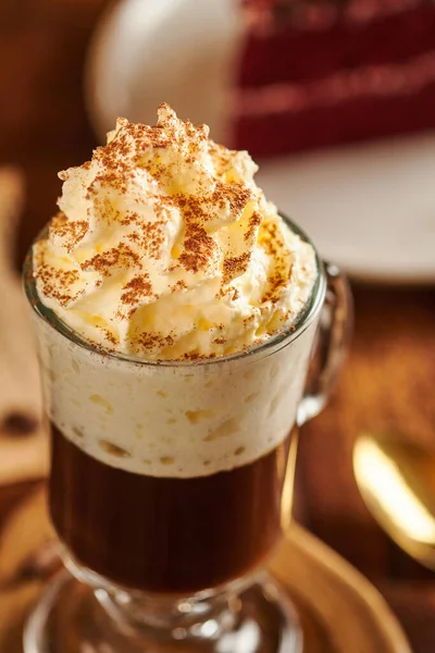 Una Toma Vertical Mochaccino Con Cobertura Crema Batida Dispuesta Sobre — Foto de Stock