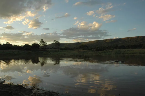 Uma Vista Hipnotizante Céu Por Sol Com Reflexo Dele Lago — Fotografia de Stock