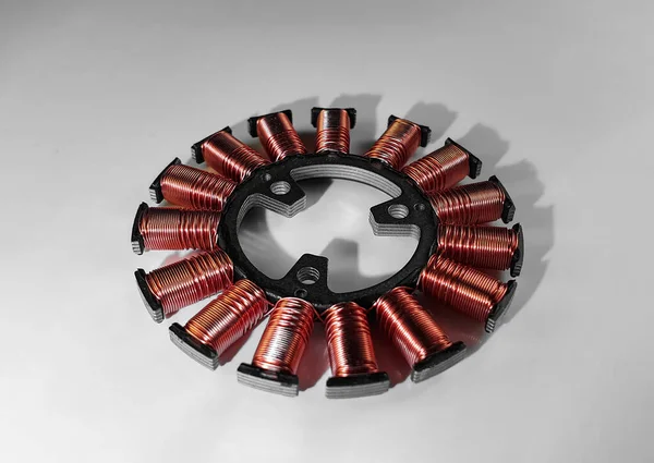 Een Motor Magneto Stator Spoel Een Effen Wit Oppervlak — Stockfoto