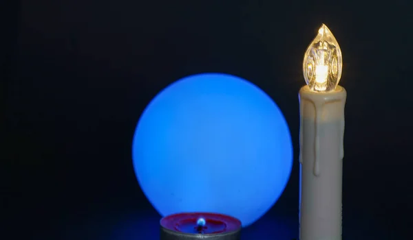 Yakından Çekilen Yanan Bir Mum Mavi Işıkla Aydınlatılmış Bir Lamba — Stok fotoğraf