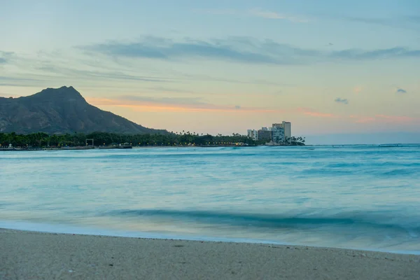 Eine Hochwinkelaufnahme Des Sonnenaufgangs Waikiki Beach Mit Diamantkopf Hintergrund — Stockfoto