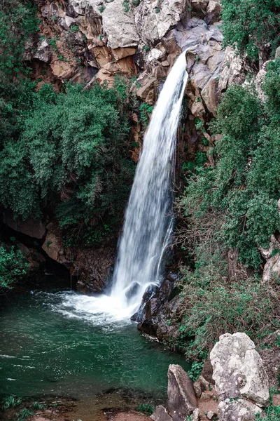 Tiro Vertical Hipnotizante Uma Cachoeira Salpicando Nas Rochas — Fotografia de Stock