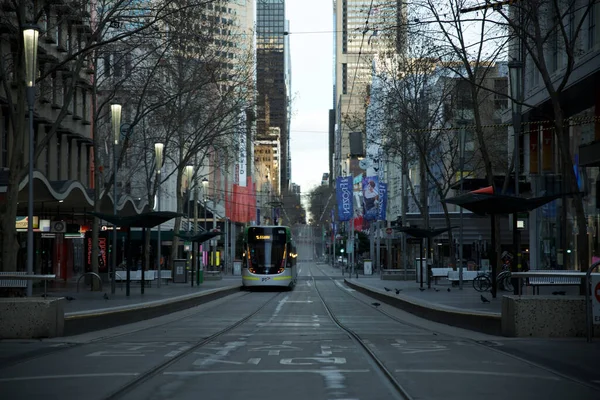 Melbourne Australia Julio 2021 Tranvía Tranquila Calle Vacía Melbourne Está —  Fotos de Stock