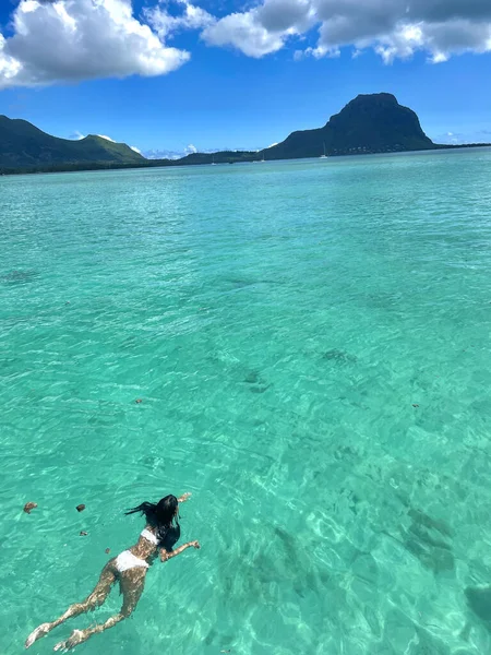 Una Toma Vertical Una Persona Nadando Hermoso Océano Claro Cálido — Foto de Stock