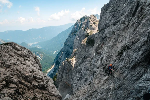 Turista Lezoucí Horu Prisojnik Slovinsku Pod Jasnou Oblohou Slunečného Dne — Stock fotografie