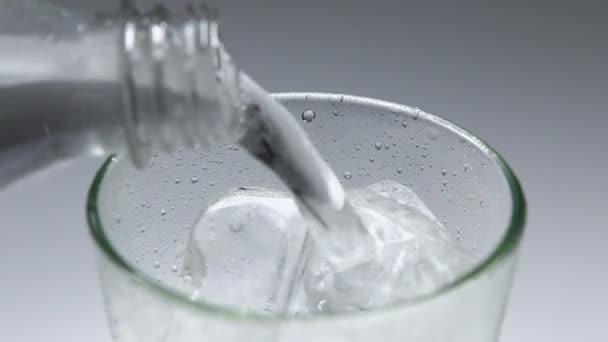 Eau Coulant Dans Verre Sur Fond Blanc — Video