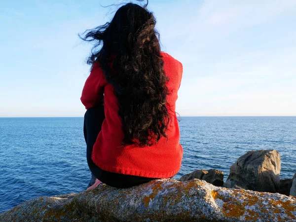 Prachtige Foto Van Een Vrouw Met Lang Zwart Haar Zittend — Stockfoto