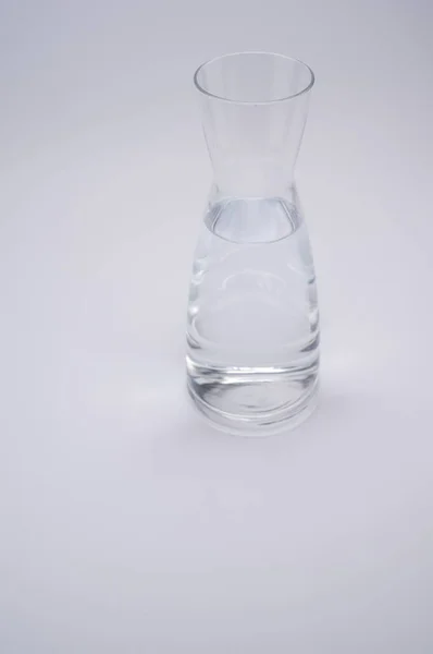 Een Verticaal Shot Van Een Heldere Glazen Fles Geïsoleerd Een — Stockfoto