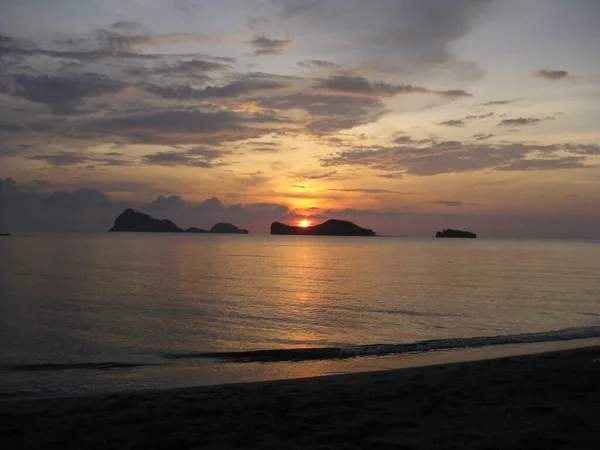 Uma Bela Vista Pôr Sol Brilhante Sobre Mar — Fotografia de Stock