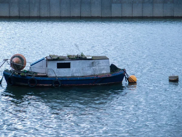 Nahaufnahme Eines Alten Blauen Bootes Wasser — Stockfoto