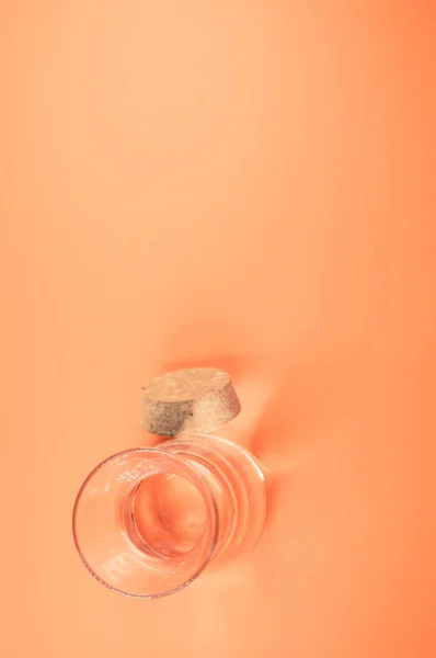 Disparo Vertical Una Botella Vidrio Transparente Con Tapón Corcho Aislado —  Fotos de Stock