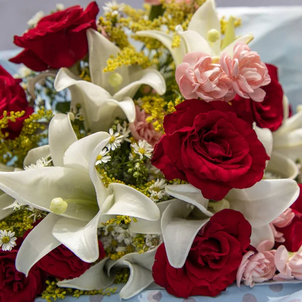 Крупним Планом Знімок Букета Свіжих Червоних Троянд Інших Квітів — стокове фото