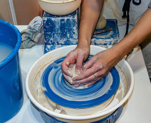 Hands Female Potter Making Clay Dishes Pottery Wheel — Stock Photo, Image