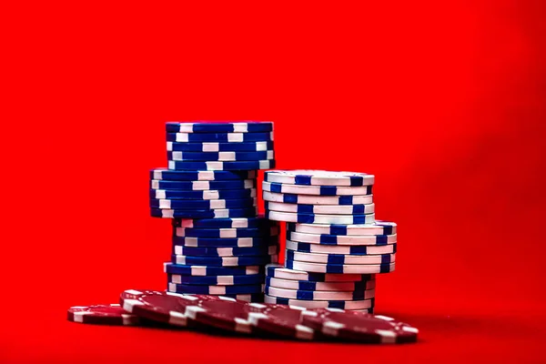 Een Mix Van Poker Chips Rode Achtergrond — Stockfoto