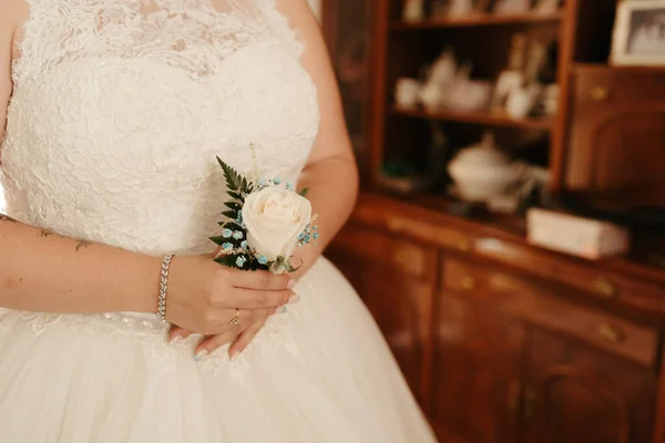 Eine Braut Mit Einem Kleinen Brautstrauß — Stockfoto