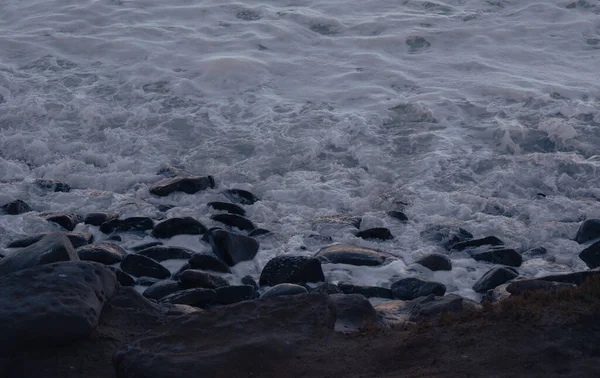 Primo Piano Rocce Sulla Riva Vicino Mare Durante Una Serata — Foto Stock