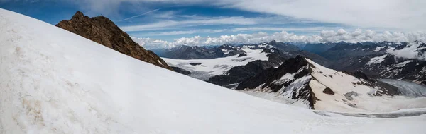 Eine Schöne Panoramaaufnahme Von Weisskugel Mit Schneedecke Unter Hellem Himmel — Stockfoto