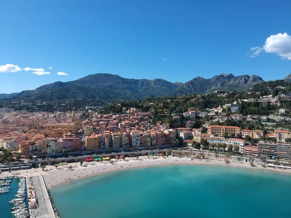 Uma Vista Aérea Uma Praia Com Porto Edifícios Densos Sob — Fotografia de Stock