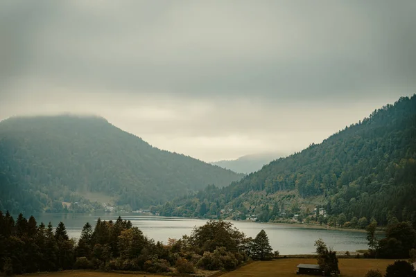 Een Meer Een Rivier Omringd Door Bos Heuvels Een Bewolkte — Stockfoto