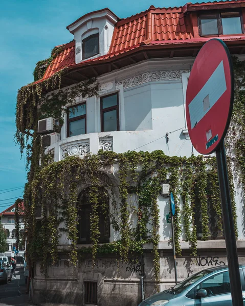 Vacker Gammal Vit Byggnad Med Stoppskylt Förgrunden — Stockfoto