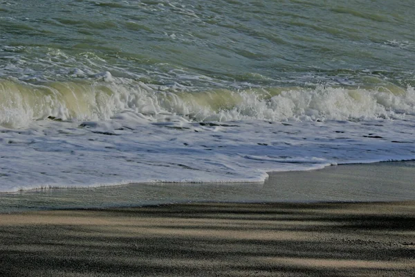 Деталі Природи Океанічна Хвиля Розбивається Пісок Пляжу Сонячному Світлі Тіні — стокове фото