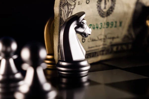 Close Dólar Com Xadrez Tabuleiro Xadrez Introduzindo Estratégias Investimentos — Fotografia de Stock