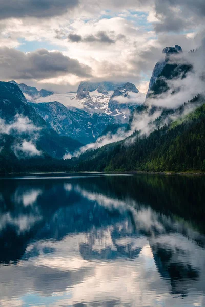 Plano Vertical Del Lago Gosauseen Con Montañas Fondo Austria — Foto de Stock