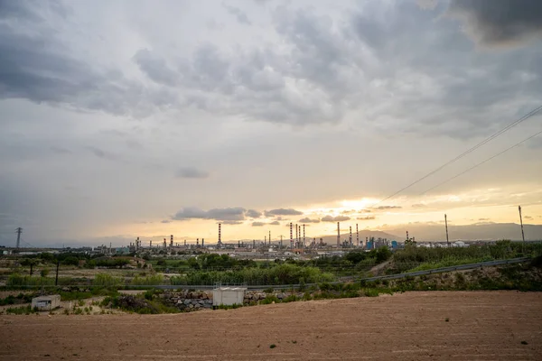 Een Prachtig Uitzicht Een Industriële Fabriek Onder Een Bewolkte Hemel — Stockfoto