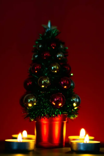 Egy Karácsonyfa Vörös Fal Mellett — Stock Fotó