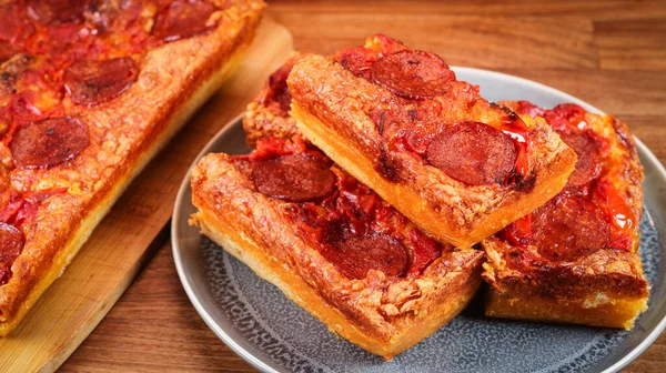 Närbild Bild Hemlagad Chicago Stil Pizza Bitar Vacker Tallrik — Stockfoto