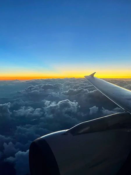 Coucher Soleil Vertical Sous Les Nuages Capturés Dans Avion — Photo