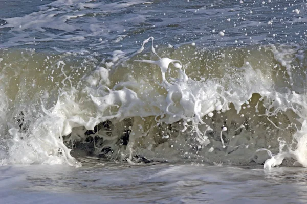 Detalhes Perto Uma Onda Oceânica Que Irrompe Costa — Fotografia de Stock