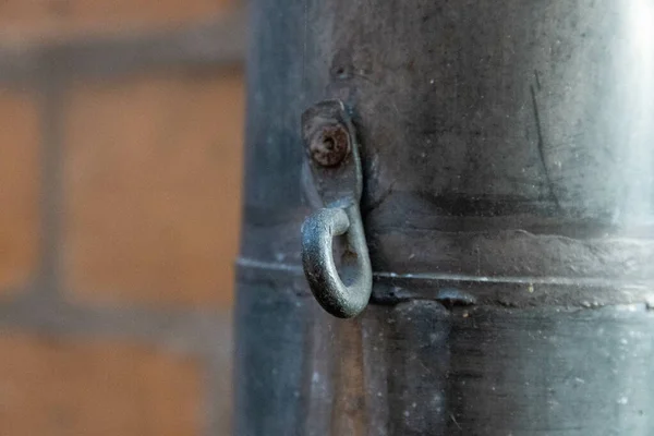 Zbliżenie Metalowej Rury Haczykiem Przymocowanym Śrubą — Zdjęcie stockowe