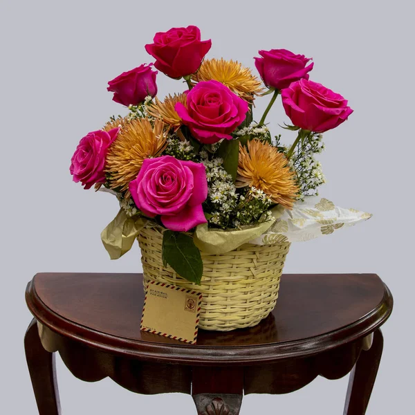 Buquê Rosas Rosa Frescas Outras Flores Banquinho Madeira Fundo Cinza — Fotografia de Stock