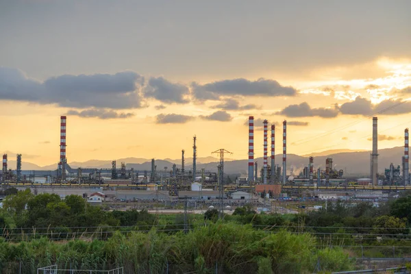 Een Prachtig Uitzicht Een Industriële Fabriek Onder Een Bewolkte Hemel — Stockfoto