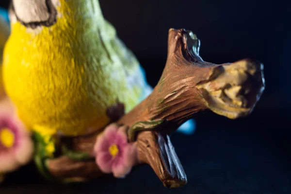 Egy Függőleges Közelkép Egy Kézzel Készített Kis Sárga Madárról Amint — Stock Fotó