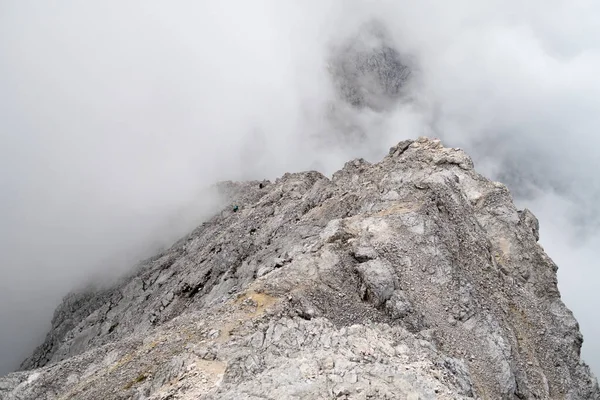Una Giornata Nebbiosa Zugspitze Austria Germania Con Nuvole Che Coprono — Foto Stock