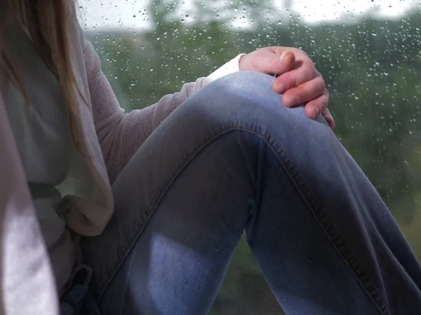 Evdeki Yağmurlu Pencerede Oturan Kadın Yakın Çekim — Stok fotoğraf
