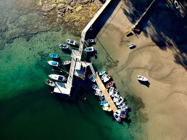 Una Vista Aérea Los Barcos Amarrados Largo Del Embarcadero Orilla —  Fotos de Stock