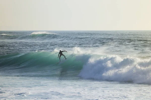 青い海の波にサーファー エリセイラ ポルトガルのサーフスポット — ストック写真